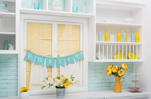 Hermoso interior de cocina con flores.