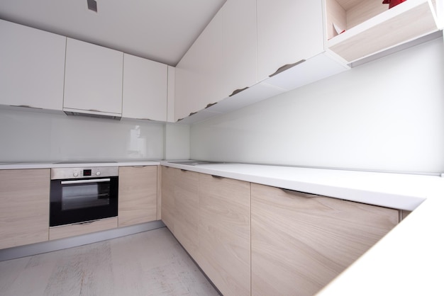 Hermoso interior de cocina moderno, luminoso y limpio en una nueva casa de lujo con armarios de madera