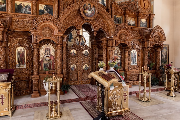 Un hermoso interior en la iglesia hecho de decoración y madera.