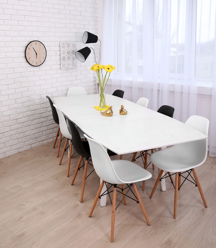 Foto hermoso interior con mesa y sillas