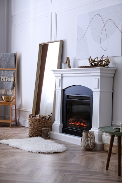 Foto hermoso interior de la sala de estar con chimenea cerca de la pared blanca