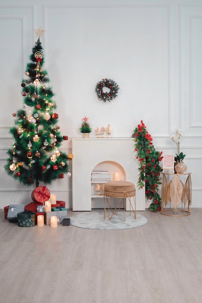 Hermoso interior de salón con chimenea y árbol de Navidad por la mañana