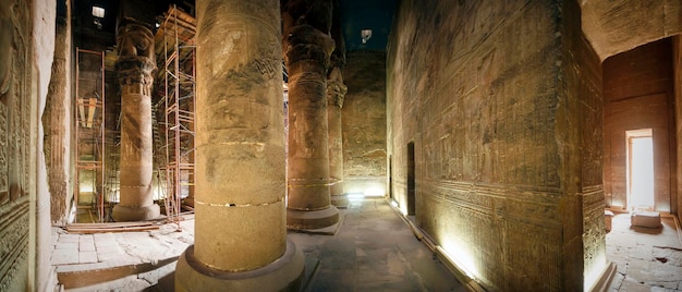 Hermoso interior del Templo de Dendera o el Templo de Hathor, Diosa del Amor. Egipto, Dendera, el templo mejor conservado de todo Egipto, cerca de la ciudad de Ken.