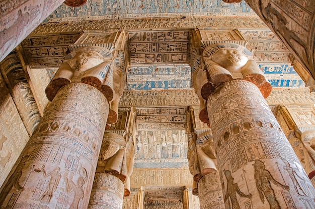 Hermoso interior del Templo de Dendera o el Templo de Hathor. Egipto, Dendera, antiguo templo egipcio cerca de la ciudad de Ken.