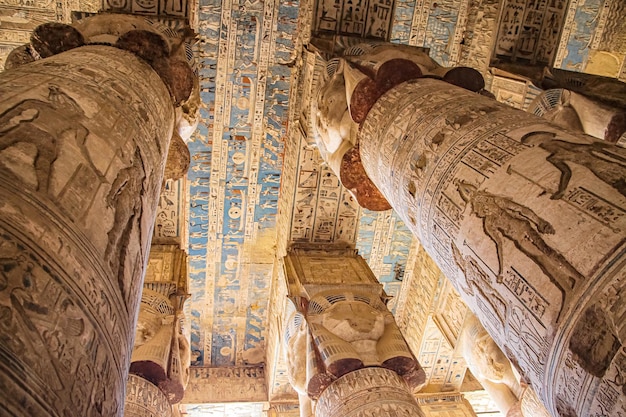 Hermoso interior del Templo de Dendera o el Templo de Hathor. Egipto, Dendera, antiguo templo egipcio cerca de la ciudad de Ken.