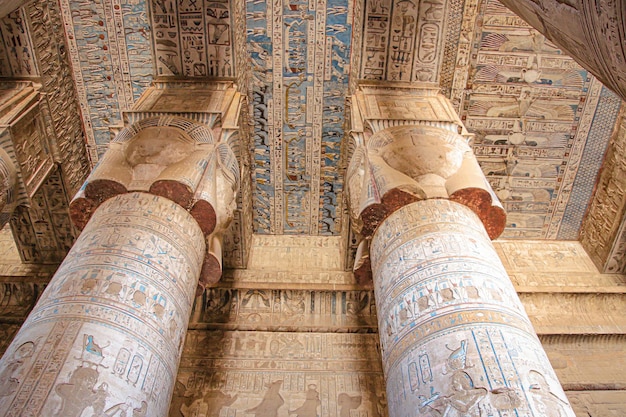 Hermoso interior del Templo de Dendera o el Templo de Hathor. Egipto, Dendera, antiguo templo egipcio cerca de la ciudad de Ken.