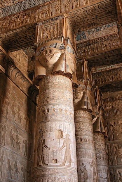 Hermoso interior del Templo de Dendera o el Templo de Hathor. Egipto, Dendera, antiguo templo egipcio cerca de la ciudad de Ken.