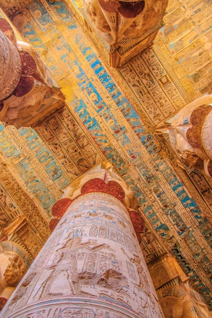 Hermoso interior del templo de Dendera o el Templo de Hathor. Zodíaco colorido en el techo del antiguo templo egipcio. Egipto, Dendera, cerca de la ciudad de Ken.