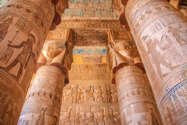 Hermoso interior del templo de Dendera o el Templo de Hathor. Zodíaco colorido en el techo del antiguo templo egipcio. Egipto, Dendera, cerca de la ciudad de Ken.