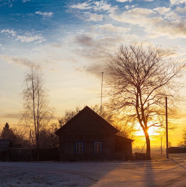 Hermoso invierno congelado paisaje rural al atardecer