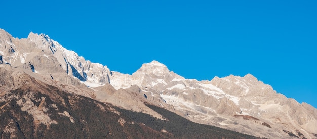 Hermoso de Jade Dragon Snow Mountain o Yulong en idioma chino, punto de referencia y lugar popular para las atracciones turísticas cerca del casco antiguo de Lijiang. Lijiang, Yunnan, China