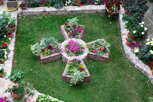 Hermoso jardín con flores, vista superior