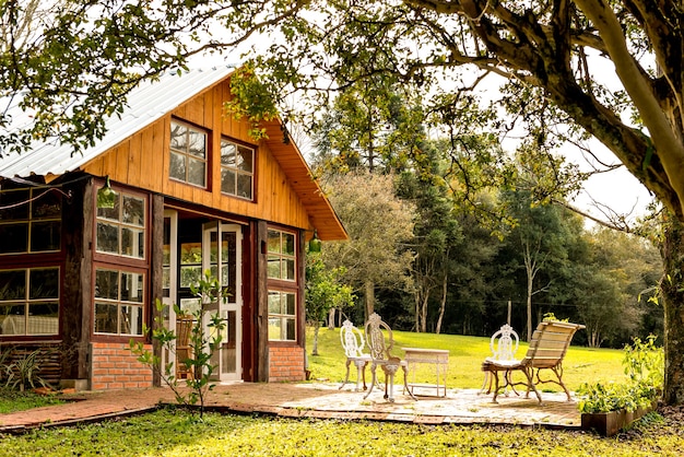 Hermoso jardín con quiosco de barbacoa en una casa de campo.