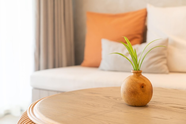 Hermoso jarrón de cerámica o porcelana con decoración vegetal en la mesa de la sala de estar