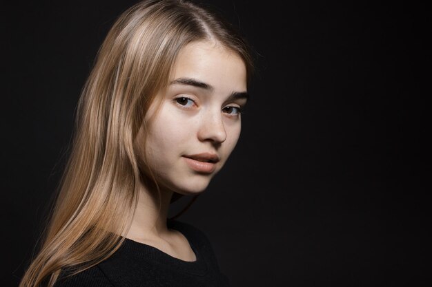 hermoso, joven, caucásico, mujer, retrato, en, fondo negro