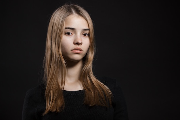 hermoso, joven, caucásico, mujer, retrato, en, fondo negro