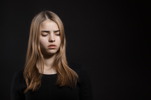 hermoso, joven, caucásico, mujer, retrato, en, fondo negro