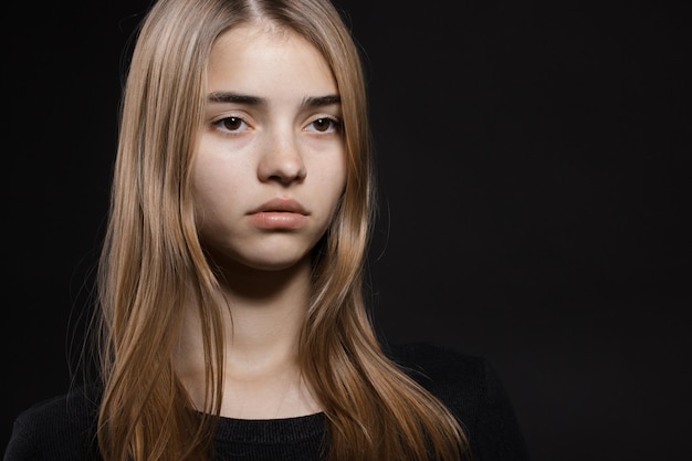 hermoso, joven, caucásico, mujer, retrato, en, fondo negro