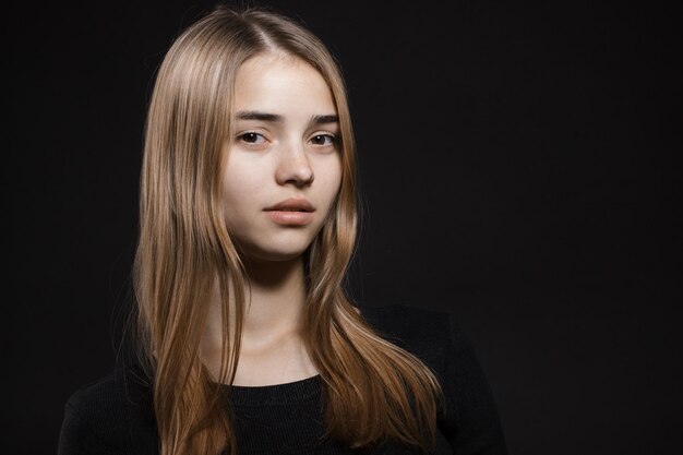 hermoso, joven, caucásico, mujer, retrato, en, fondo negro