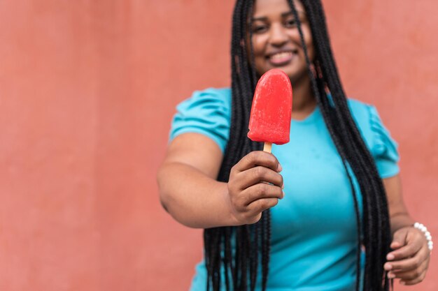 Hermoso joven viajero comiendo paletas en la calle