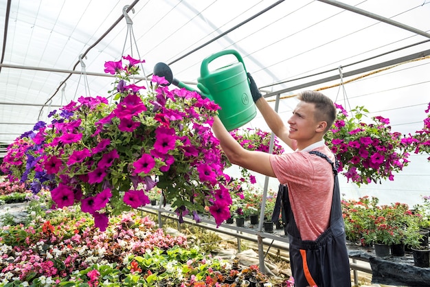 Hermoso joven vierte flores en flor en el invernadero. Botánico