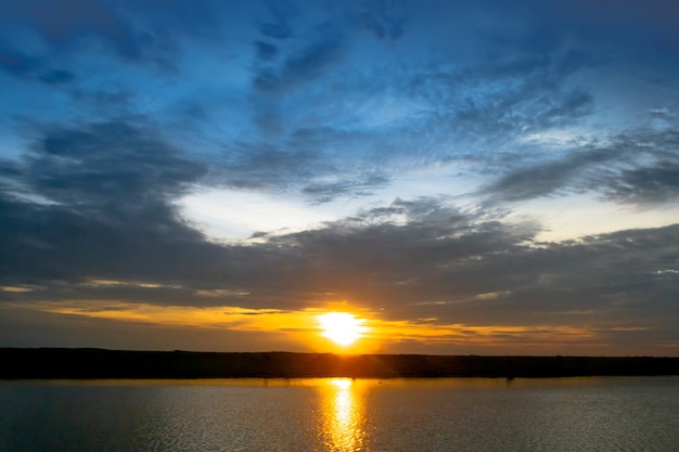 Hermoso lago al atardecer con cielo dramático