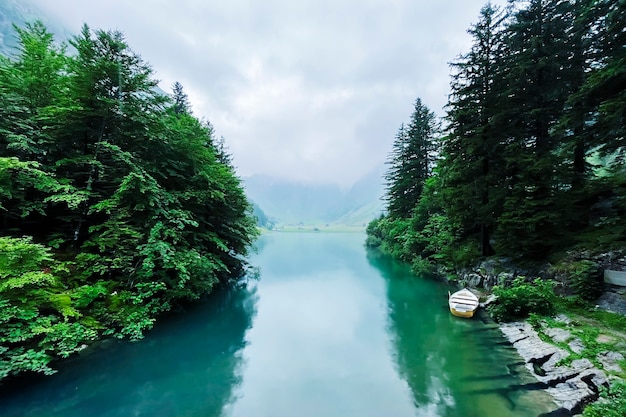 Hermoso lago en los Alpes de Suiza.