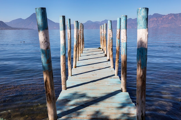 Foto hermoso lago de atitlán y volcanes en las tierras altas de guatemala, américa central