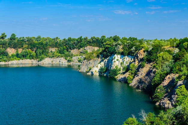 Hermoso lago en la cantera de granito abandonada en verano