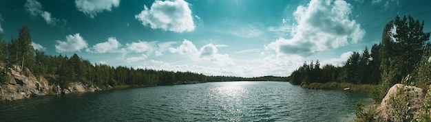 Hermoso lago de cantera de verano en los acantilados con fondo de paisaje natural de cielo azul nublado Vista panorámica