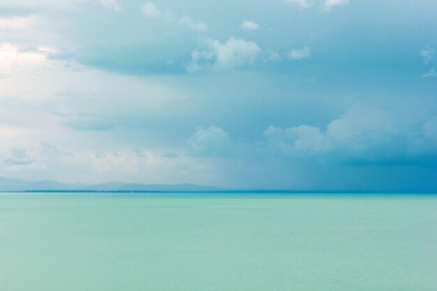 Hermoso lago en color turquesa