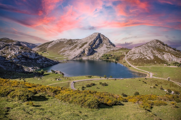 El hermoso lago de Covadonga en Asturias, un hermoso atardecer primaveral, Picos de Europa. España