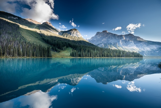 Hermoso lago esmeralda en Canadá
