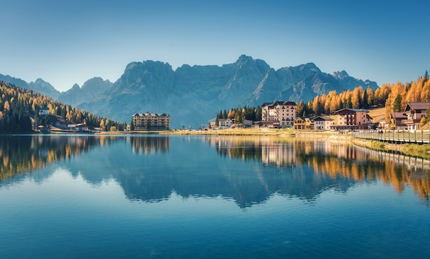 Hermoso lago famoso Misurina al atardecer en otoño en Dolomitas, Italia. Paisaje con lago, montañas