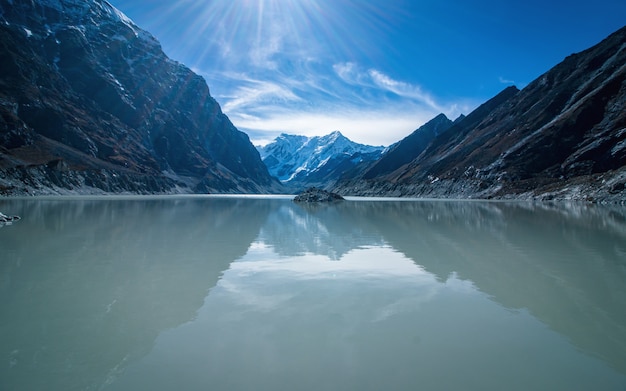 Hermoso lago glacial Tsho rolpa, Dolakha, Nepal