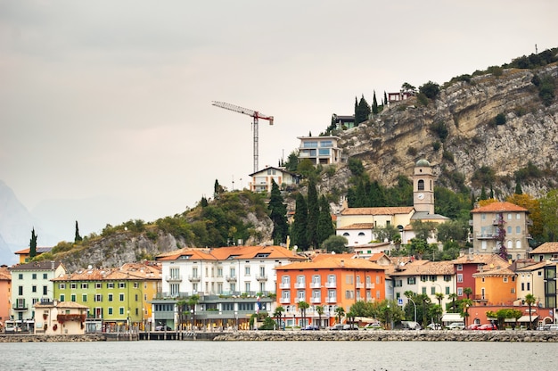 Hermoso lago Lago di Garda y el pueblo de Torbole, paisaje alpino