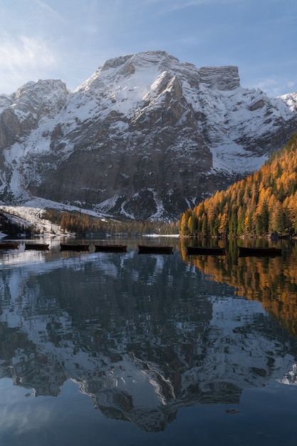 Hermoso lago de montaña en invierno