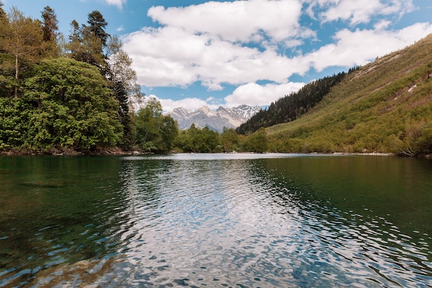 Hermoso lago de montaña, lagos baduk