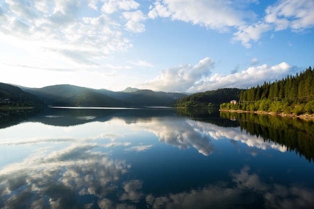 Hermoso lago de montaña