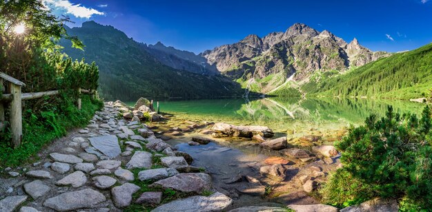 Hermoso lago en las montañas al amanecer en verano