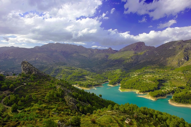 Hermoso lago en las montañas de españa