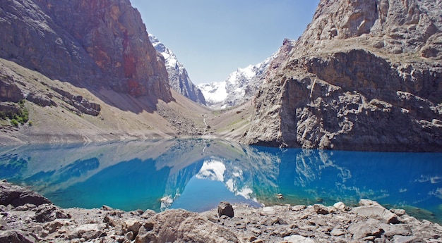 Hermoso lago en las montañas Fann PamirAltay en Tayikistán