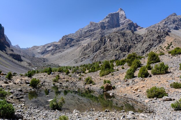 Un hermoso lago en las montañas de las montañas Fan de Tayikistán