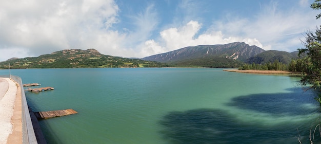 Hermoso lago en las montañas de los Pirineos, España