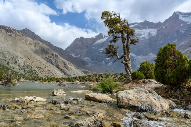 Un hermoso lago en las montañas de Tayikistán