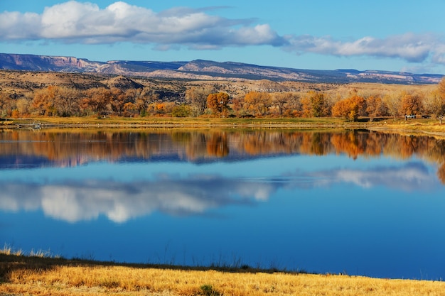 El hermoso lago en otoño