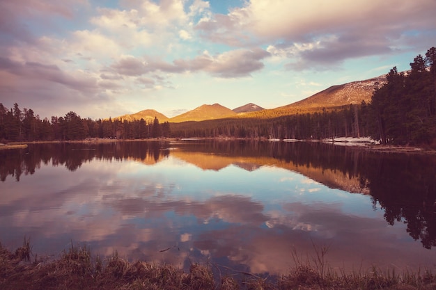 El hermoso lago en otoño