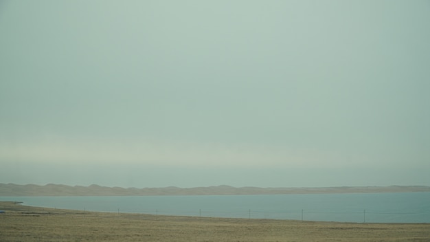 Hermoso lago con un poco de niebla y un paisaje no claro