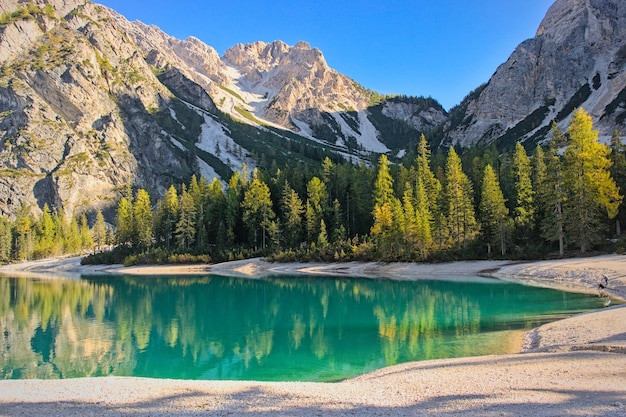 El hermoso lago Prags en los Alpes italianos en Tirol del Sur