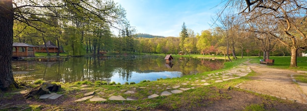 Hermoso lago de primavera en el parque.